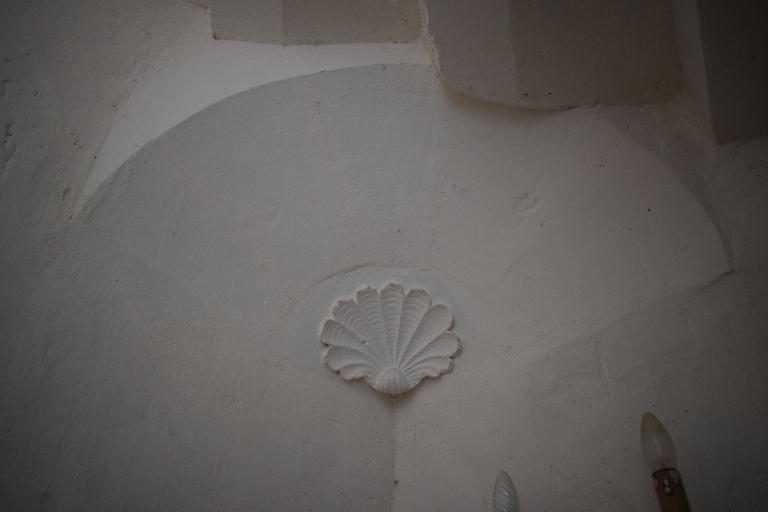Logis-porte, intérieur, cul-de-lampe orné d'une coquille Saint-Jacques en bas-relief.