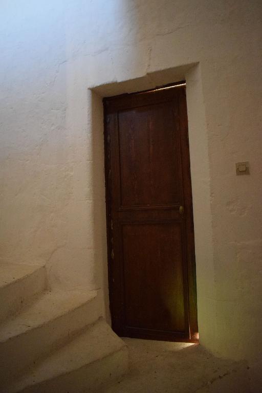 Logis-porte, intérieur, porte d'accès à la chambre du demi-étage intermédiaire.