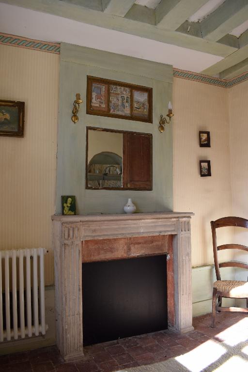 Logis-porte, intérieur, vue de la cheminée de la chambre du demi-étage intermédiaire.