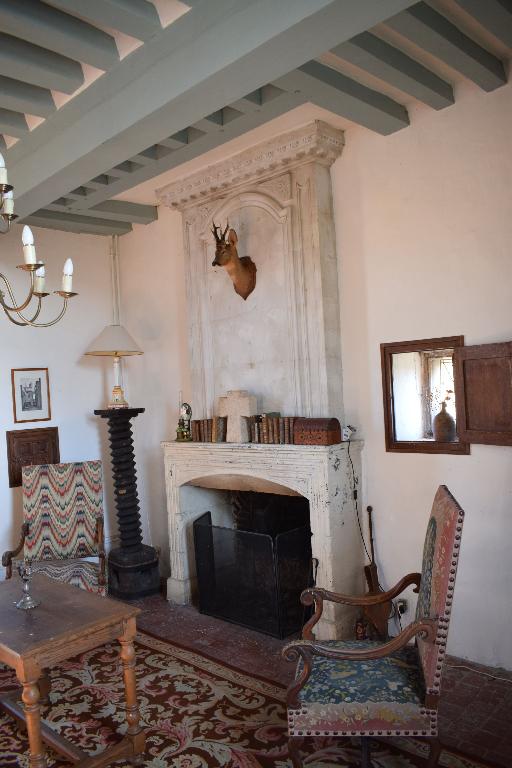 Logis-porte, intérieur, vue de la cheminée de la salle de l'étage carré.