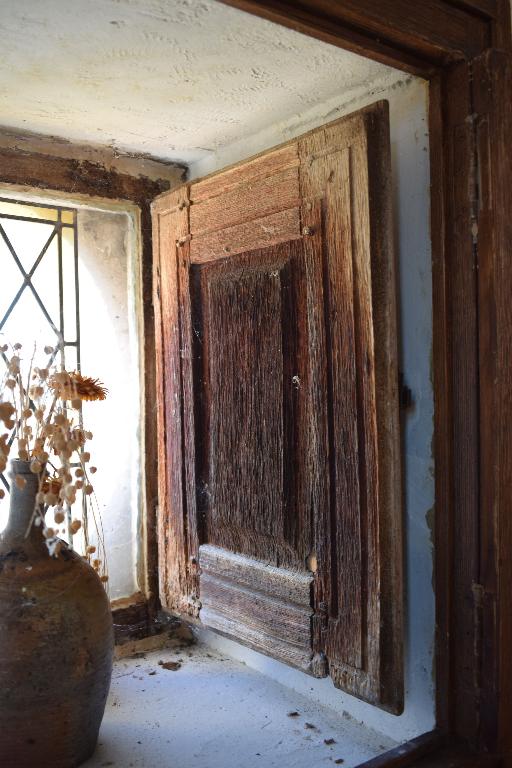 Logis-porte, intérieur, vue de détail de l'huisserie de l'oeil-de-boeuf est de la salle.