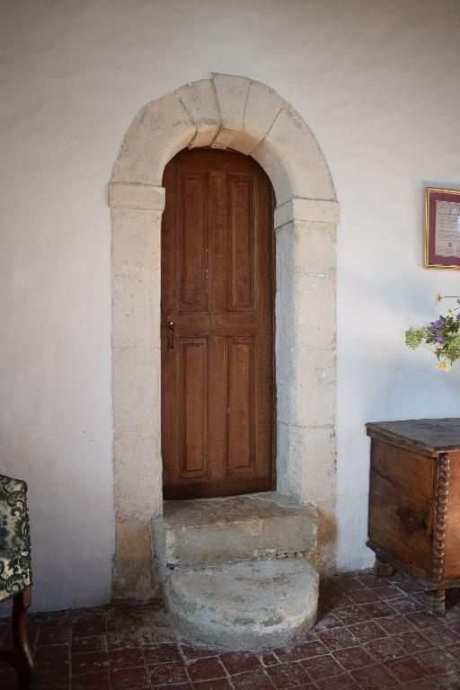 Logis-porte, intérieur, vue de la porte d'accès à l'ancienne chambre depuis la salle.