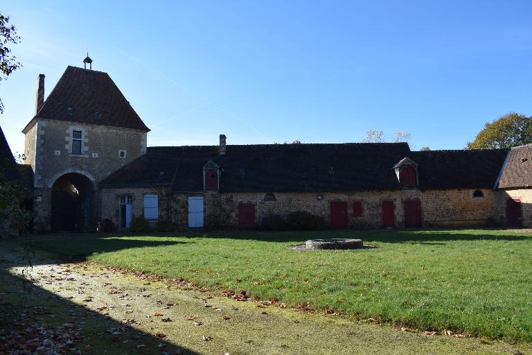 Logis-porte, logis, écuries et bergerie, vue générale depuis le nord-est.