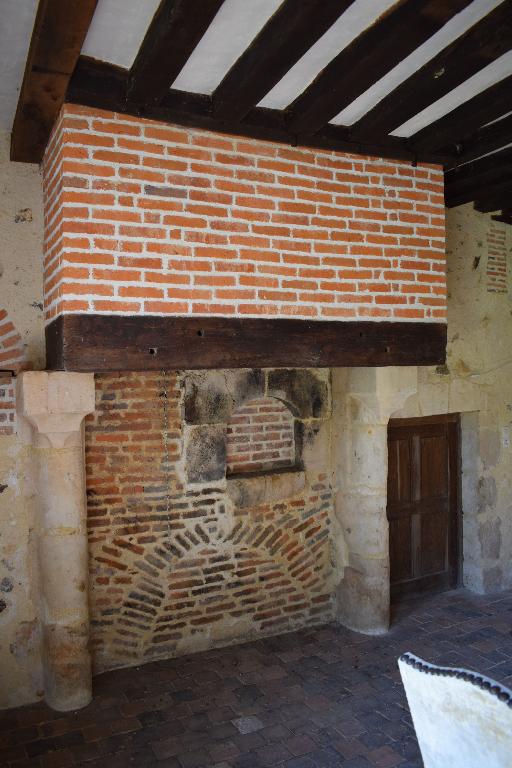 Ancien logis du manoir (?), partie ouest, intérieur, vue de la cheminée et de la porte d'accès au cellier.