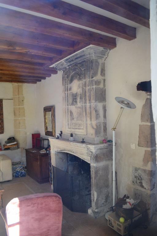 Ancien logis du manoir (?), partie est, intérieur, vue de la cheminée.