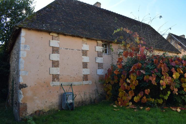 Ancien logis du manoir (?), partie est, vue générale de la façade postérieure.
