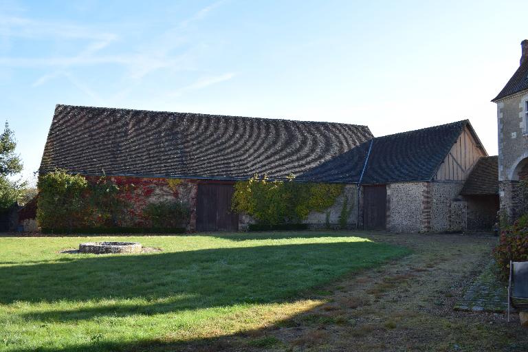 Grange et remise, vue générale depuis l'ouest.