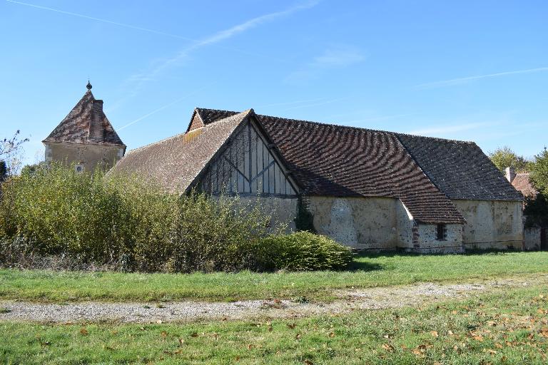 Grange et remise, vue générale depuis l'est.