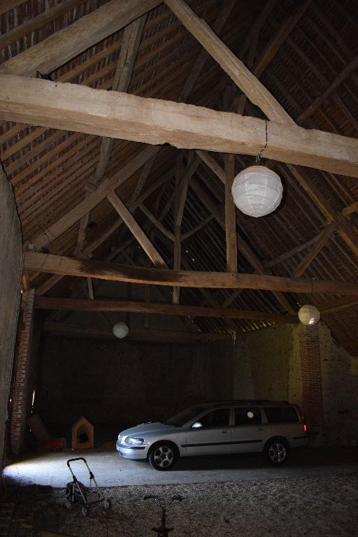 Grange, intérieur, vue de la charpente.