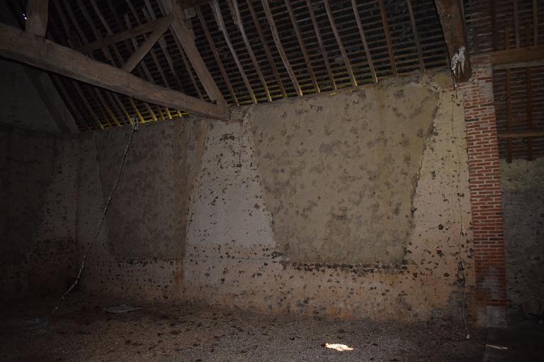 Grange, vue de détail de la mise en oeuvre (murs entièrement maçonnés, en moellons de silex seulement au niveau des sommiers des fermes).