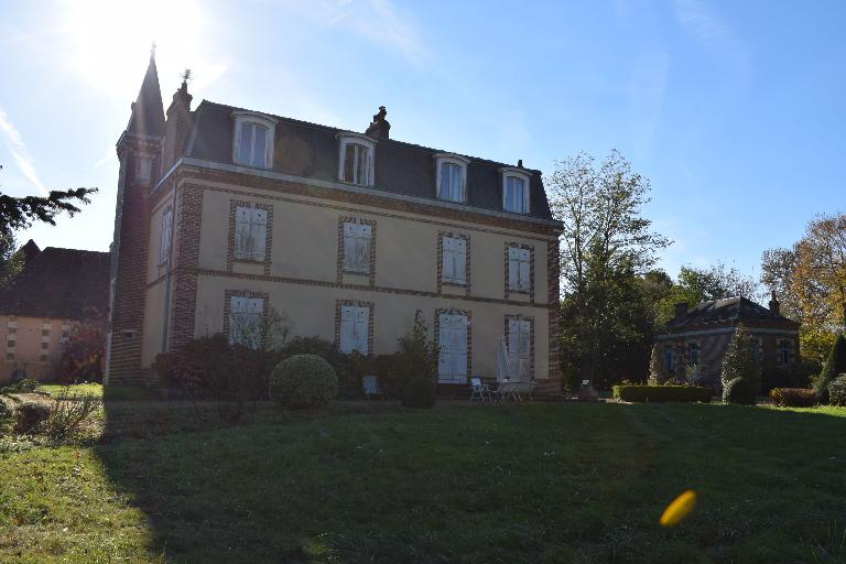 Maison de maître et pavillon d'entrée, vue générale depuis le nord-est.