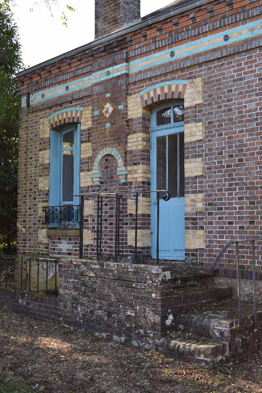 Pavillon d'entrée, vue de détail des ouvertures et de l'escalier extérieur.