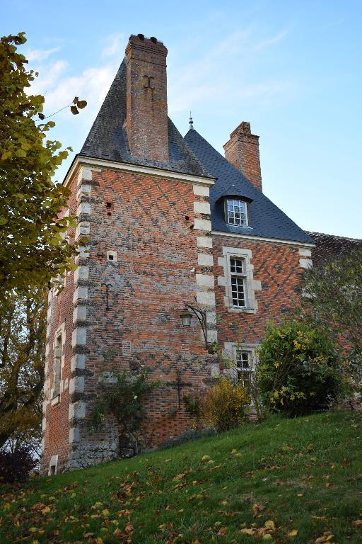 Vue partielle depuis le sud-est : trace du pilier de l'ancien pont-levis.