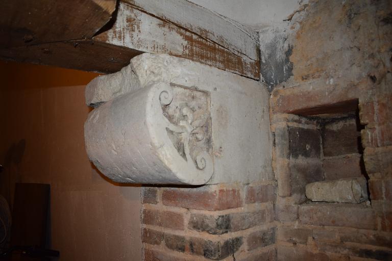 Intérieur, chambre (ancienne cuisine ?), vue de détail d'un corbeau de cheminée orné d'un décor Renaissance (volutes et fleurs de lys).