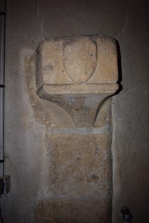 Ancien fournil, intérieur, vue de détail d'un corbeau de cheminée en pyramide inversée.