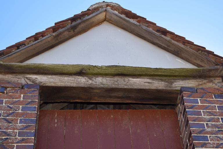 Bâtiment secondaire, vue de détail du linteau de la lucarne daté 1882.