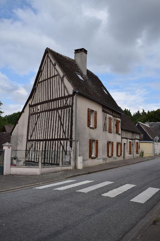 Ancienne auberge, au 12 rue du 8 Mai 1945, datant du 16e ou du 17e siècle. ; Bâtiment d'habitation, vue générale depuis l'ouest.