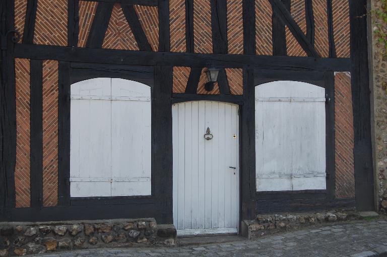 Logis, vue de détail des ouverture du rez-de-chaussée.