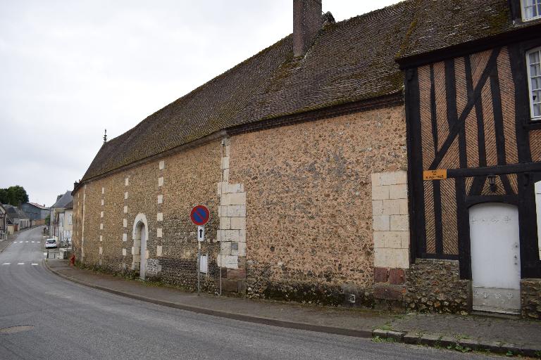 Ancien portail et dépendances (grange, écuries/étables), vue générale depuis le nord-ouest.