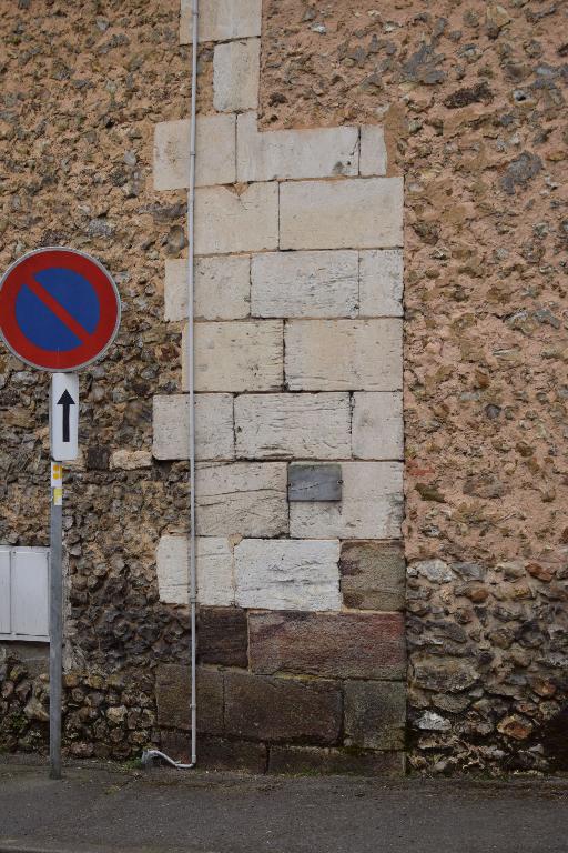 Mise en oeuvre en pierre de taille de roussard et de calcaire, au niveau du pilier de l'ancien portail de la ferme du château, au bourg. ; Ancien portail, vue de détail du pilier.