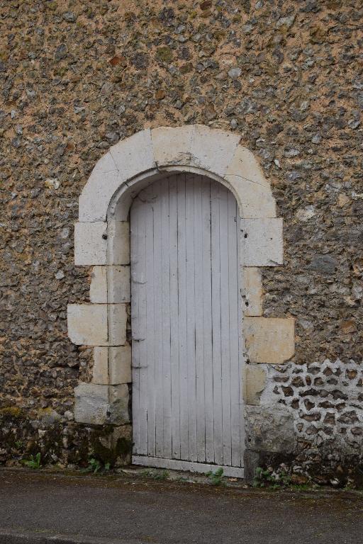 Partie grange, vue de détail de la porte en plein cintre.