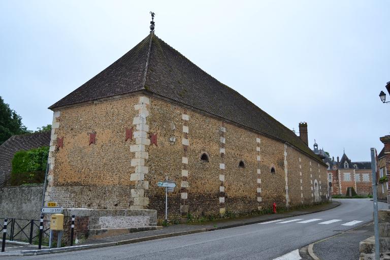 Écuries/étables et grange, vue générale depuis l'est.