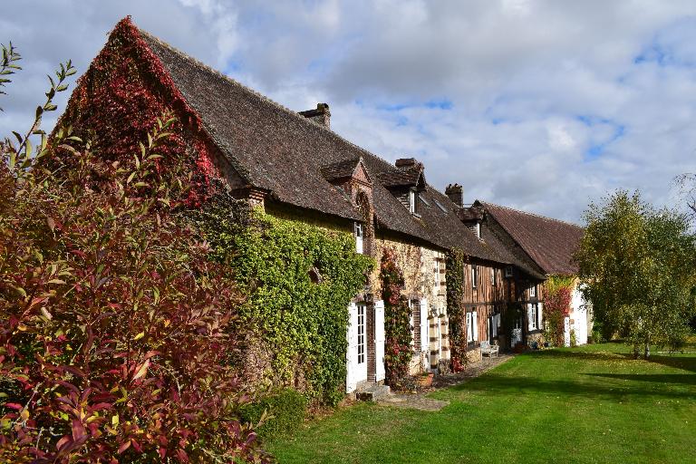 Logis, grange et écuries-étables, vue générale depuis l'ouest.