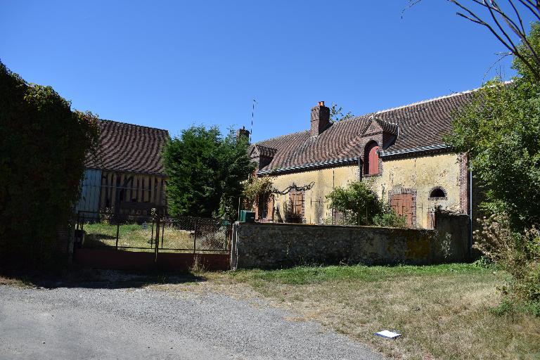 Ferme à cour fermée, aux Houdraises. ; Ferme n°4, vue générale depuis l'est.