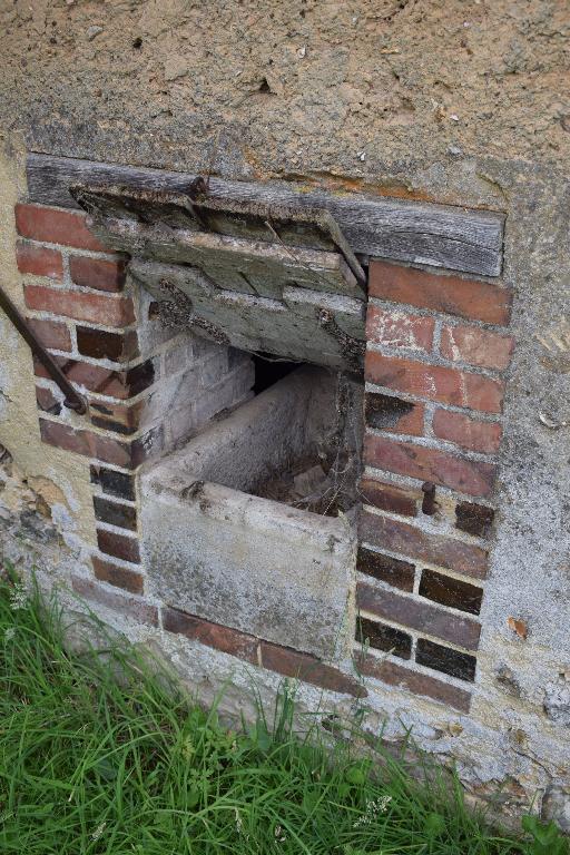 Bâtiment d'exploitation (fournil, toit à porcs et remise), vue de détail de la mangeoire des cochons.