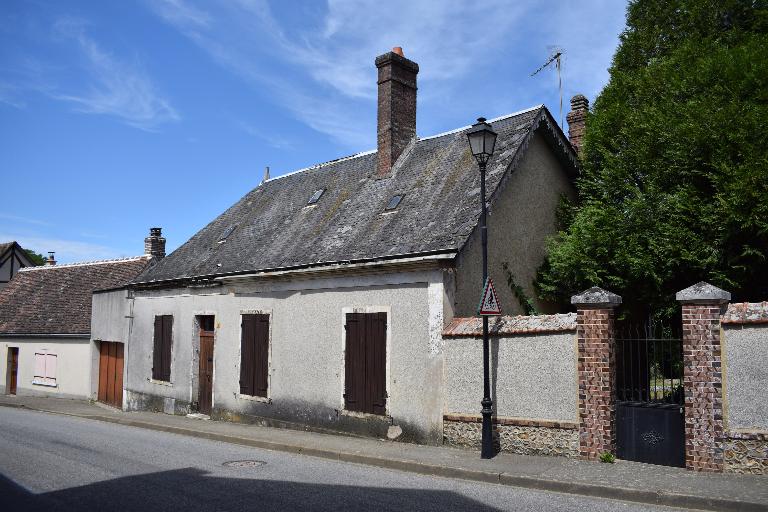 Toiture en ardoise d'une maison du bourg, au 15 rue du 8 Mai 1945.