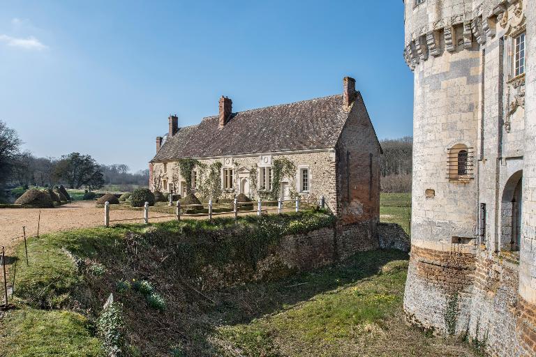 Anciens communs, douves et tour nord-ouest du châtelet, vue générale depuis le sud-est.
