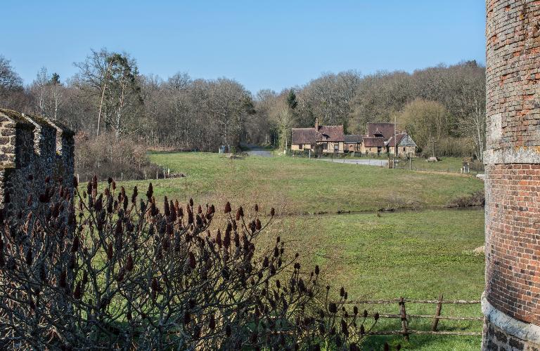 Vue éloignée depuis le château, au sud.