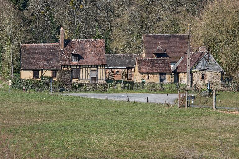 Vue d'ensemble depuis le château, au sud. ; Ferme au Calvaire.