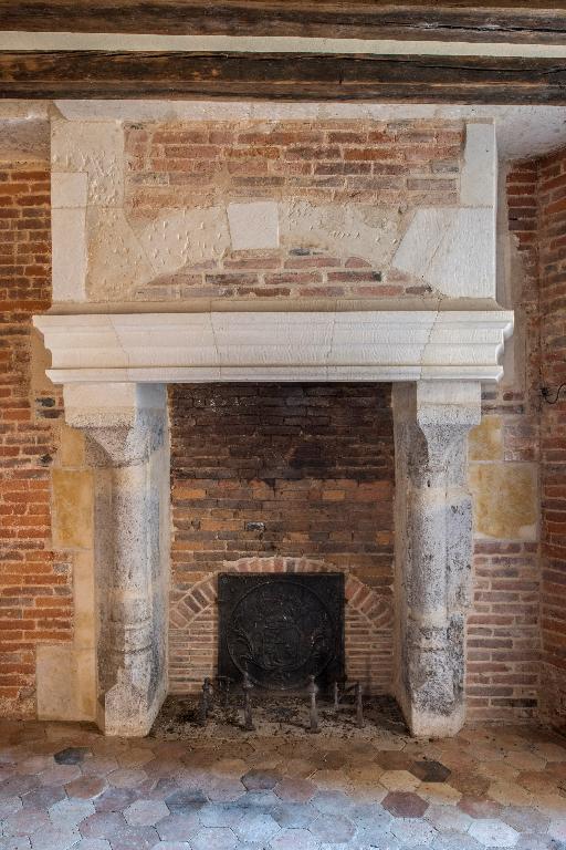 Tour Saint-François, intérieur, vue de la cheminée.