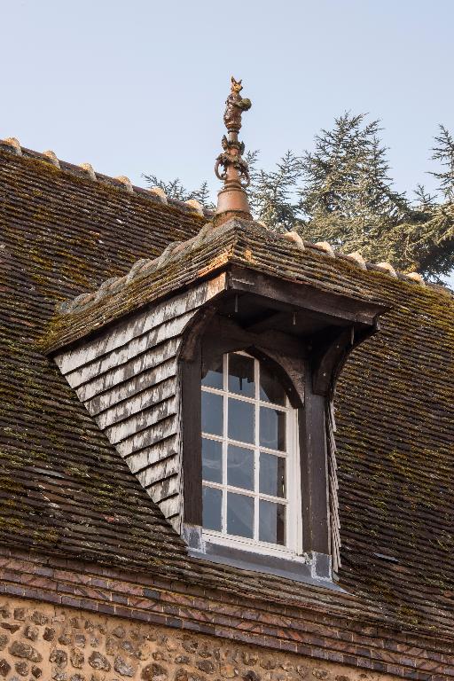 Logis, vue de détail d'un épi de faîtage couronnant une lucarne.