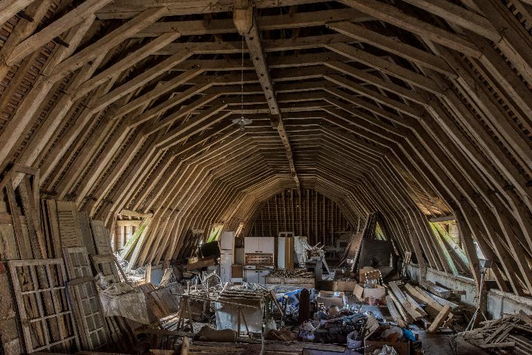 Communs, partie remise, intérieur, vue d'ensemble de la charpente vue l'ouest.