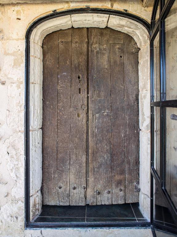 Façade nord-ouest, porte d'entrée conservant son huisserie d'origine.