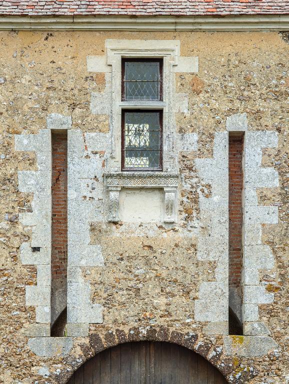 Logis-porte : vue de détail de la fenêtre sud de la salle, et des vestiges de l'ancien pont-levis.