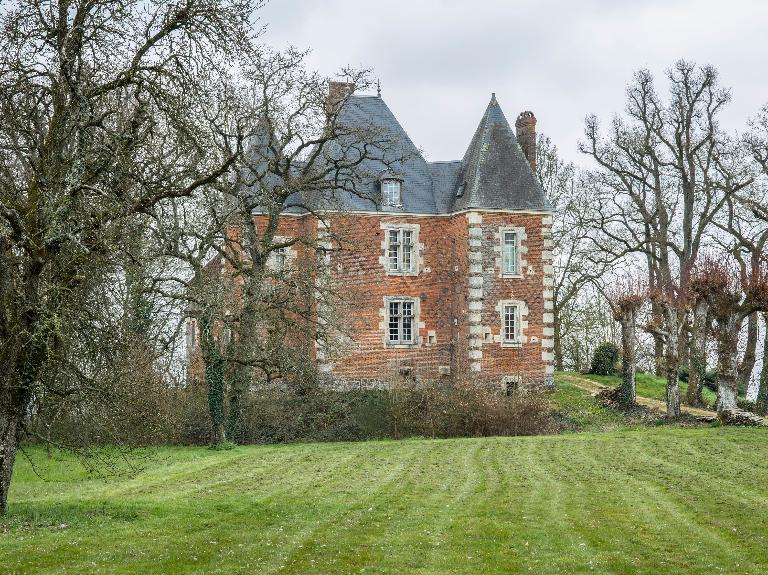 Vue générale depuis l'ouest. ; Manoir du Châtellier.