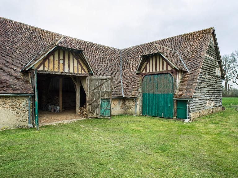 Grange, vue de détail des deux portes charretières.