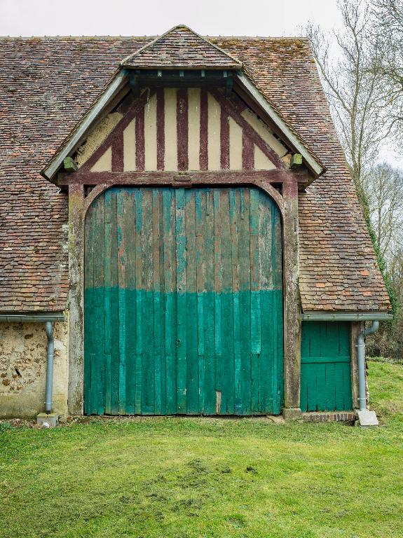 Grange, vue de détail d'une porte charretière.