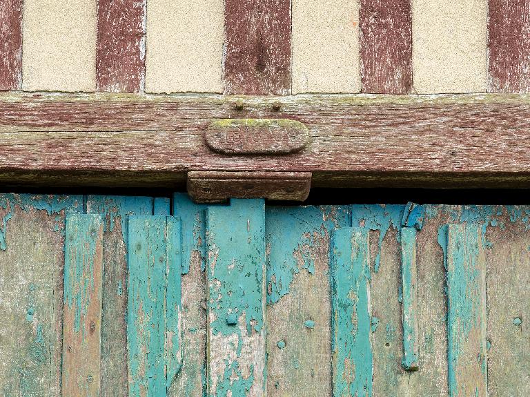 Grange, vue de détail de la date portée 1816 sur le linteau de la porte charretière.