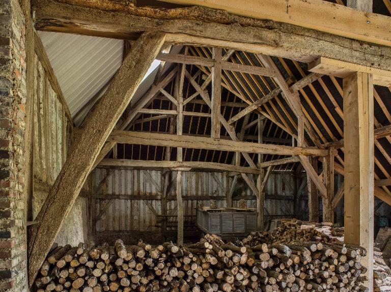 Grange, intérieur, vue axiale de l'aile nord.