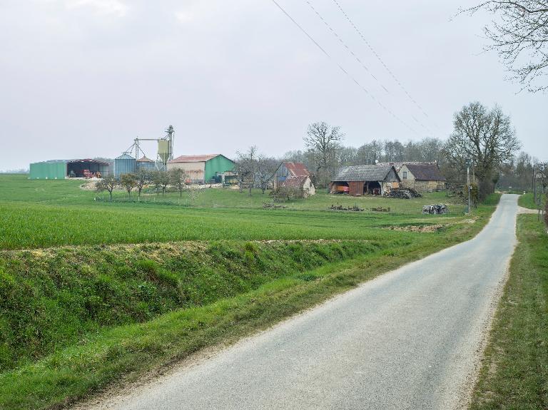 Vue d'ensemble de la ferme de Chesneau depuis le sud-est.