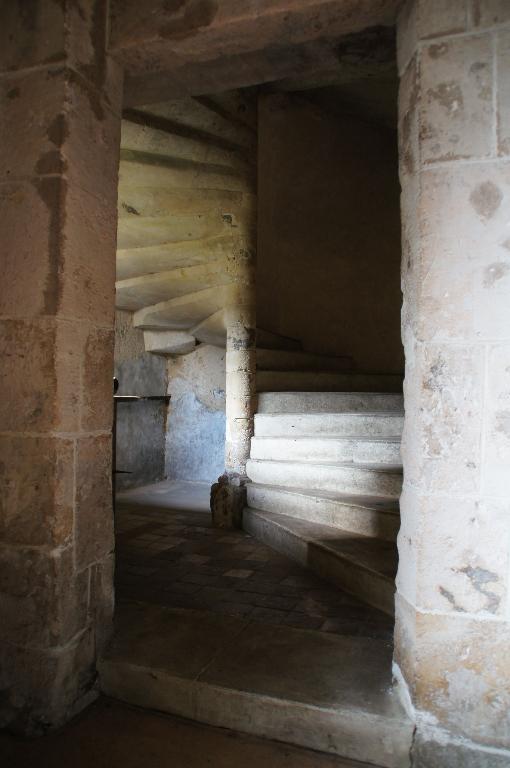Vue intérieure (bâtiment 2 et 3), détail du l'escalier, rez-de-chaussée.
