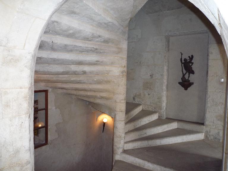 Vue intérieure (bâtiment 3), détail de l'escalier, premier étage.