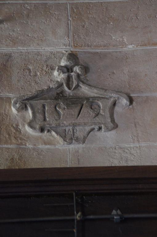 Vue intérieure (bâtiment 4), cheminée, détail du cartouche : date portée et monogramme.