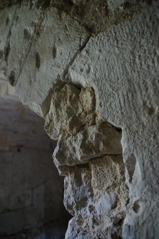 Vue intérieure, rez-de-chaussée, détail de la porte en plein-cintre de la salle 1.6.