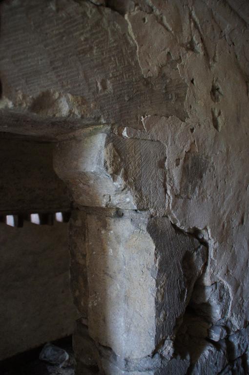 Vue intérieure, premier étage, détail d'une porte donnant sur la salle 1.12 depuis l'escalier.