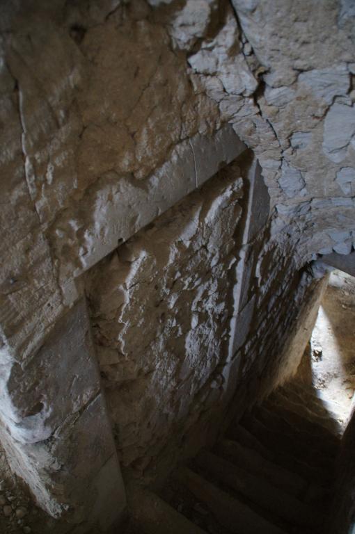 Vue intérieure, premier étage, détail d'une porte bouchée donnant sur l'escalier du mur pignon sud.